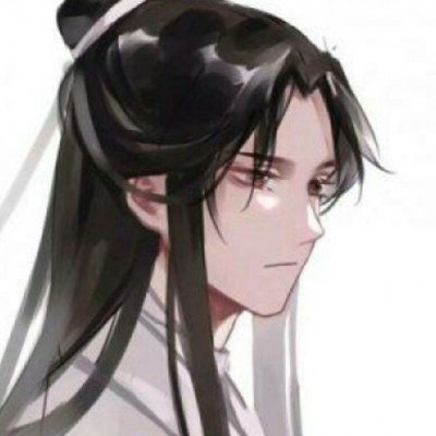 大爷和大妈坐同一个轮椅出行